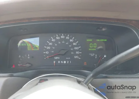 1999 Lincoln Town Car Signature z USA, uszkodzony, nr VIN 1LNHM82W4XY663084